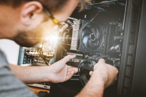 Ein IT-Systemadministrator arbeitet an einem Server