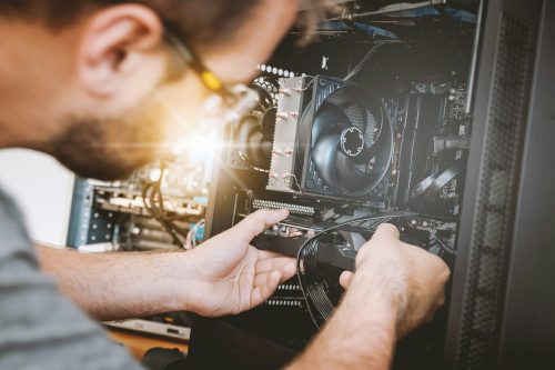 Ein IT-Systemadministrator arbeitet an einem Server